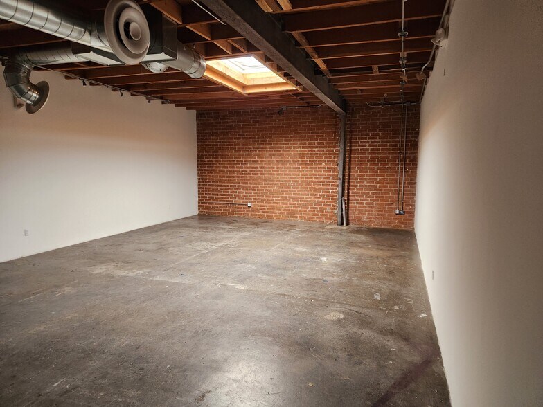 2234 Barry Ave, Los Angeles, CA à louer - Photo de l’immeuble – Image 2 sur 11