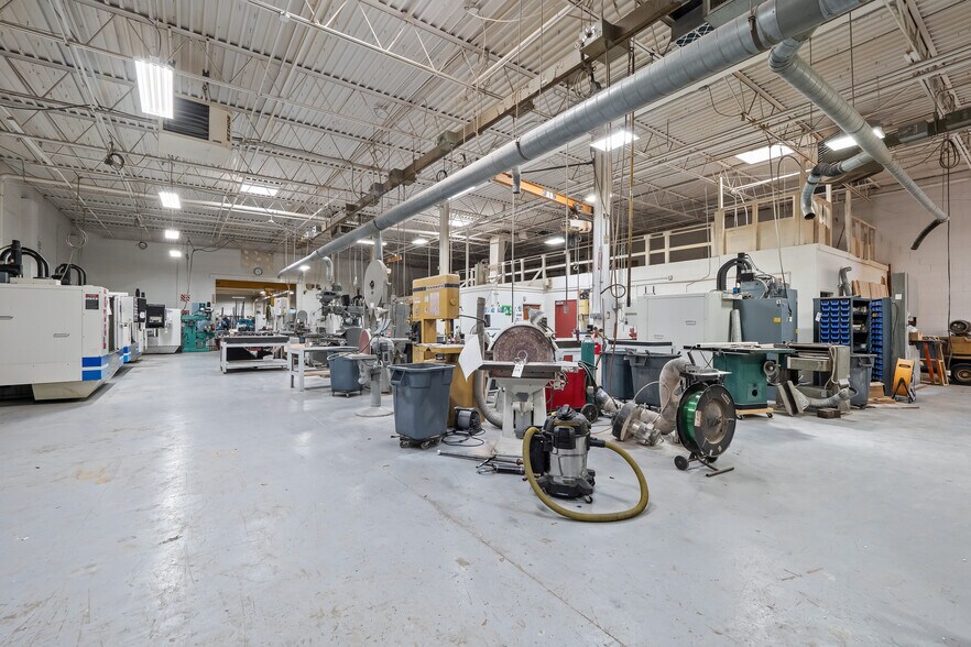 32301 Howard Ave, Madison Heights, MI à louer - Photo de l’immeuble – Image 3 sur 27