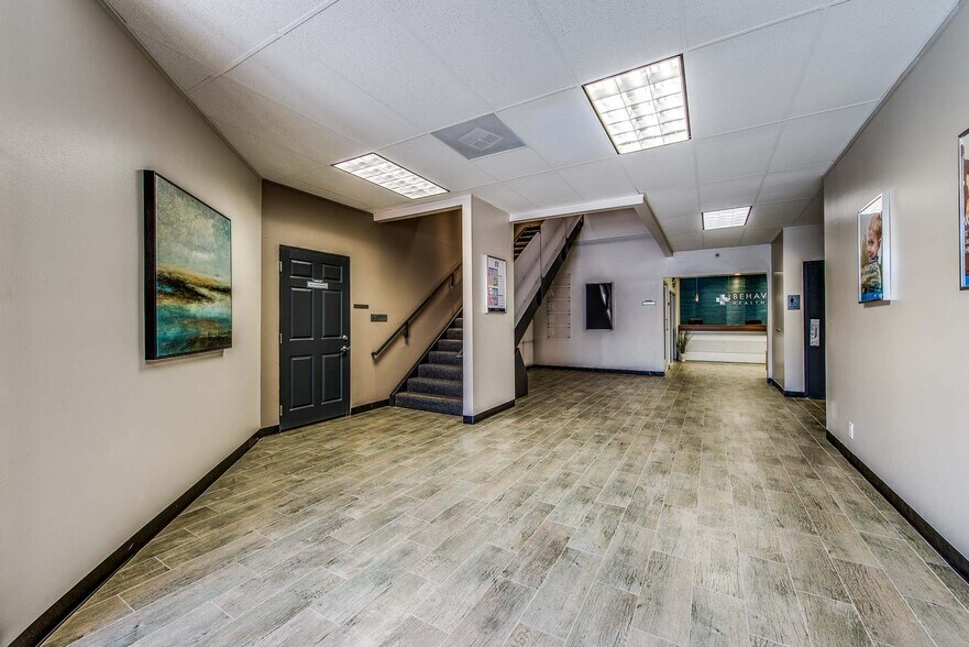 1301 E Orangewood Ave, Anaheim, CA à vendre - Hall d’entrée – Image 3 sur 98