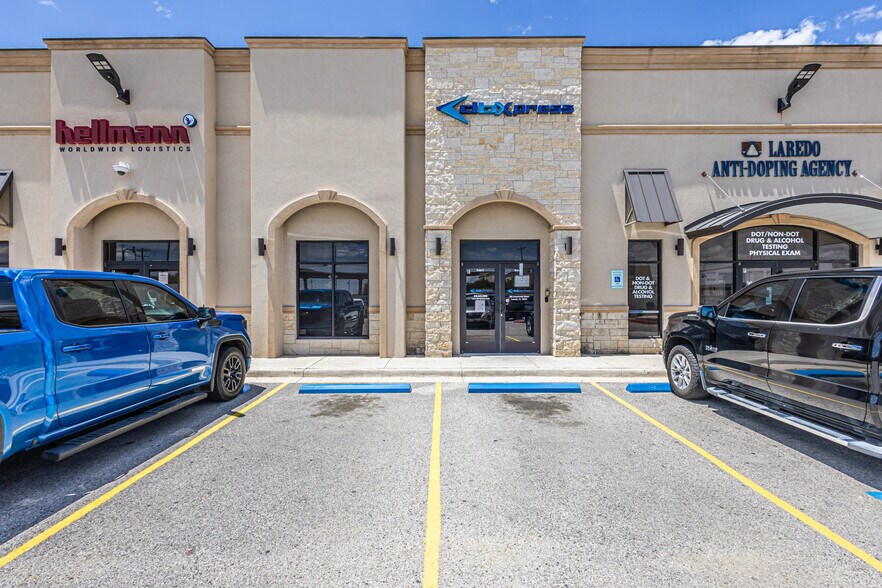302 Crossroads St, Laredo, TX à louer - Photo de l’immeuble – Image 2 sur 32