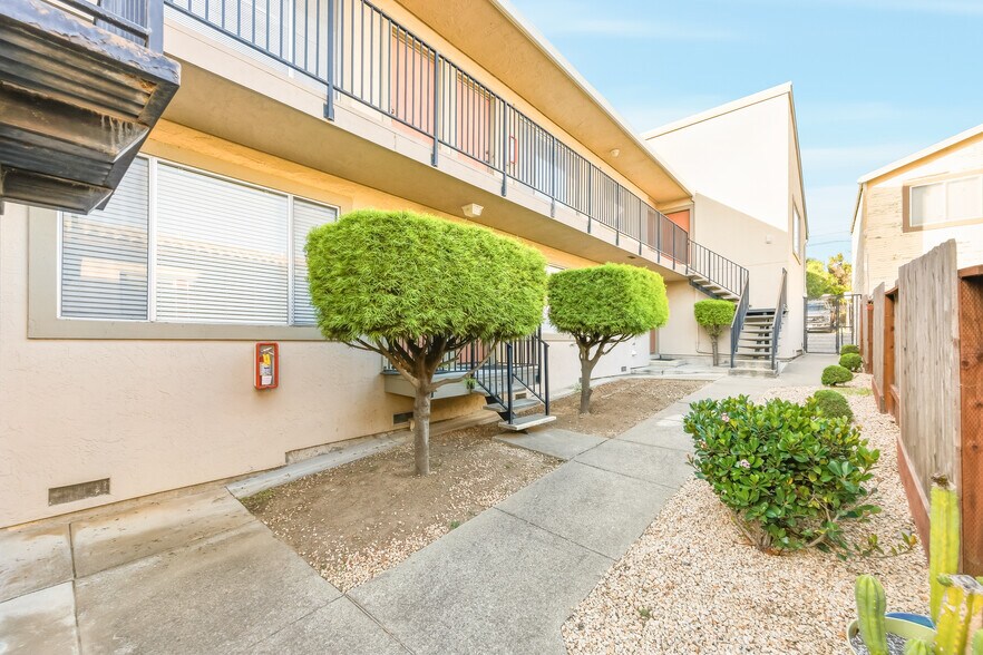 528 Grand Ave, South San Francisco, CA à vendre - Photo de l’immeuble – Image 3 sur 16
