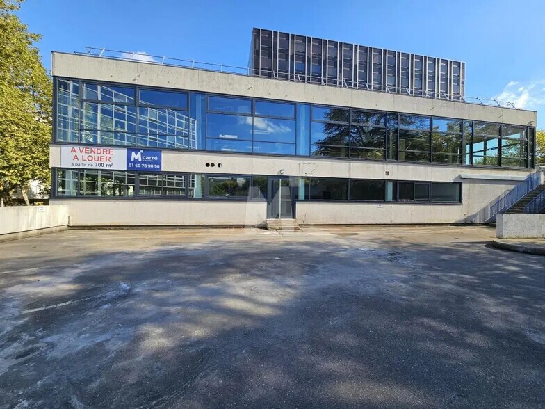 Bureau dans Évry-Courcouronnes à louer - Photo de l’immeuble – Image 2 sur 10