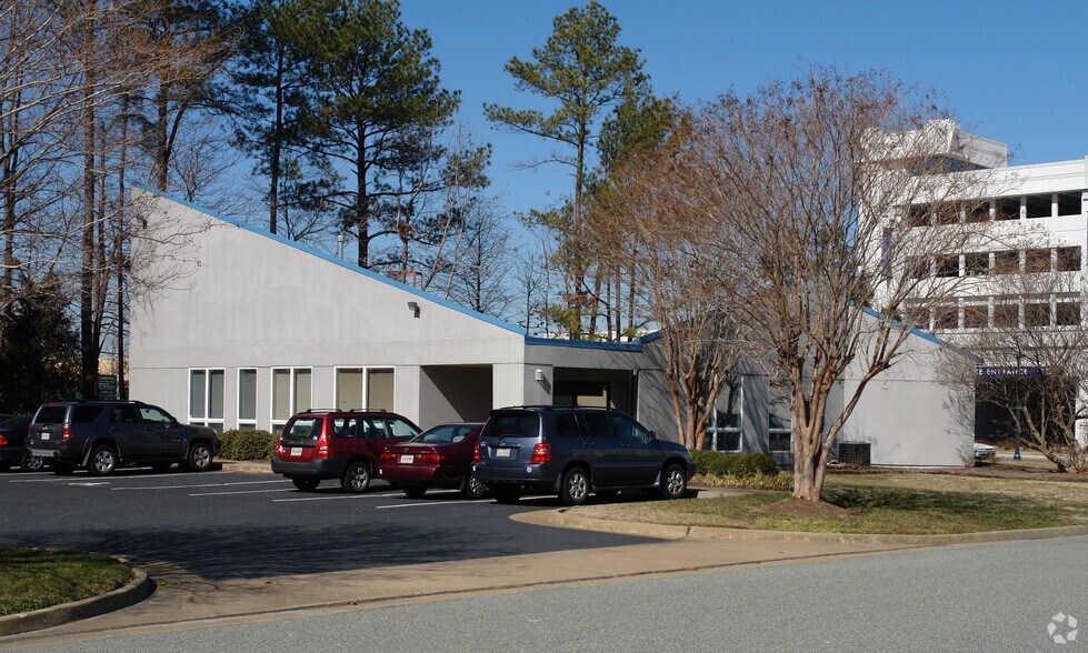 710 Thimble Shoals Blvd, Newport News, VA à louer - Photo principale – Image 1 sur 11