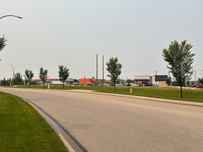 7450 68 Av NW, Edmonton, AB à vendre - Photo de l’immeuble – Image 3 sur 8