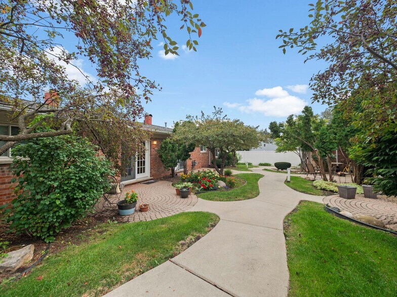 230 Plymouth Rd, Plymouth, MI à vendre - Photo de l’immeuble – Image 3 sur 20