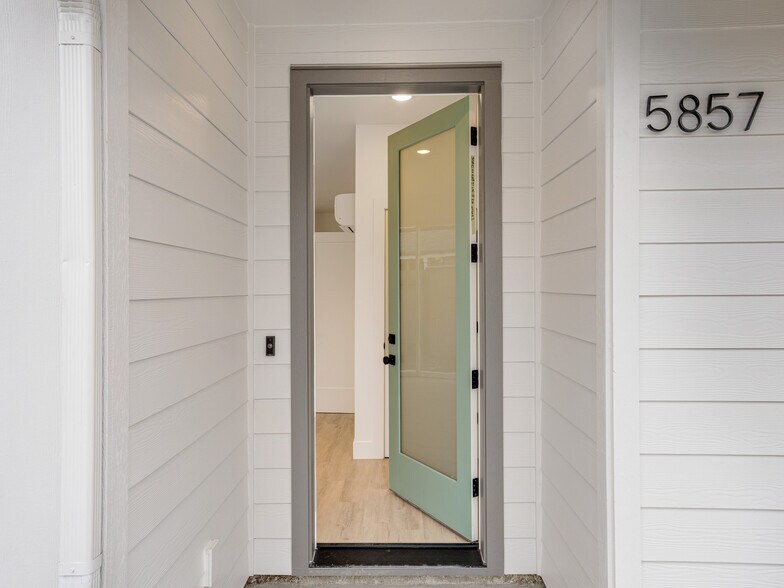 5855 Prescott St, Portland, OR à vendre - Photo de l’immeuble – Image 3 sur 12