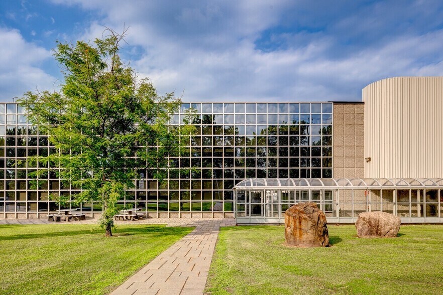 867-877 Boul Jean-Paul-Vincent, Longueuil, QC à louer - Photo de l’immeuble – Image 3 sur 3