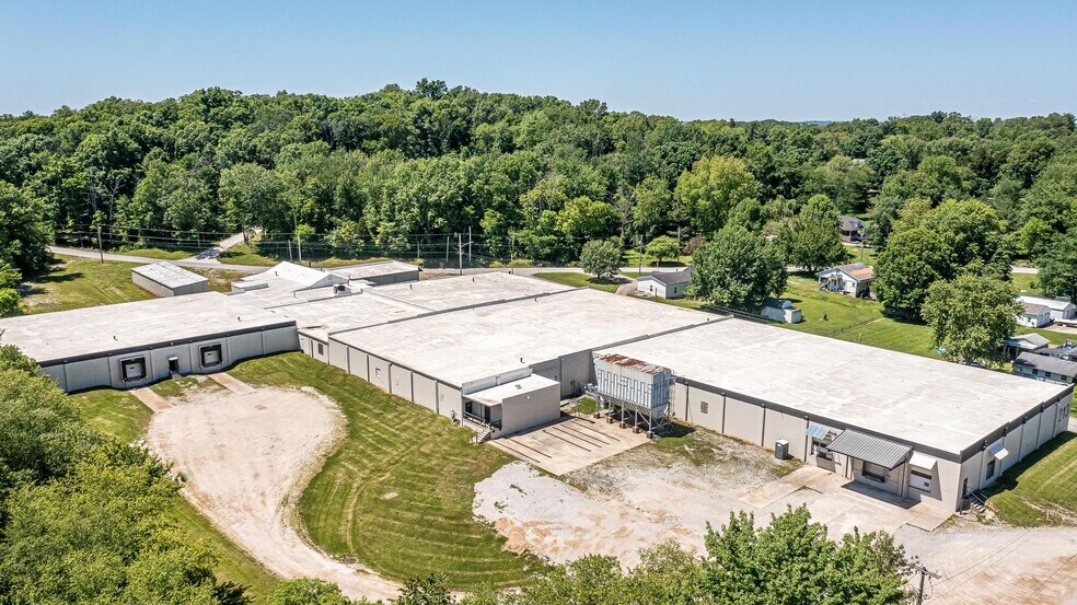 213 W 1st St, Huntingburg, IN à louer - Photo de l’immeuble – Image 1 sur 16