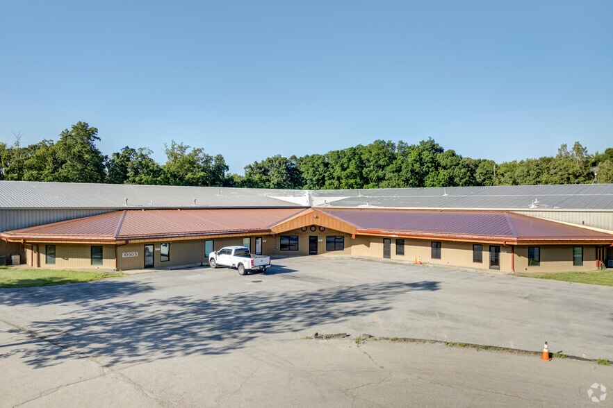 10505 Plaza Dr, Whitmore Lake, MI à louer - Photo principale – Image 1 sur 12