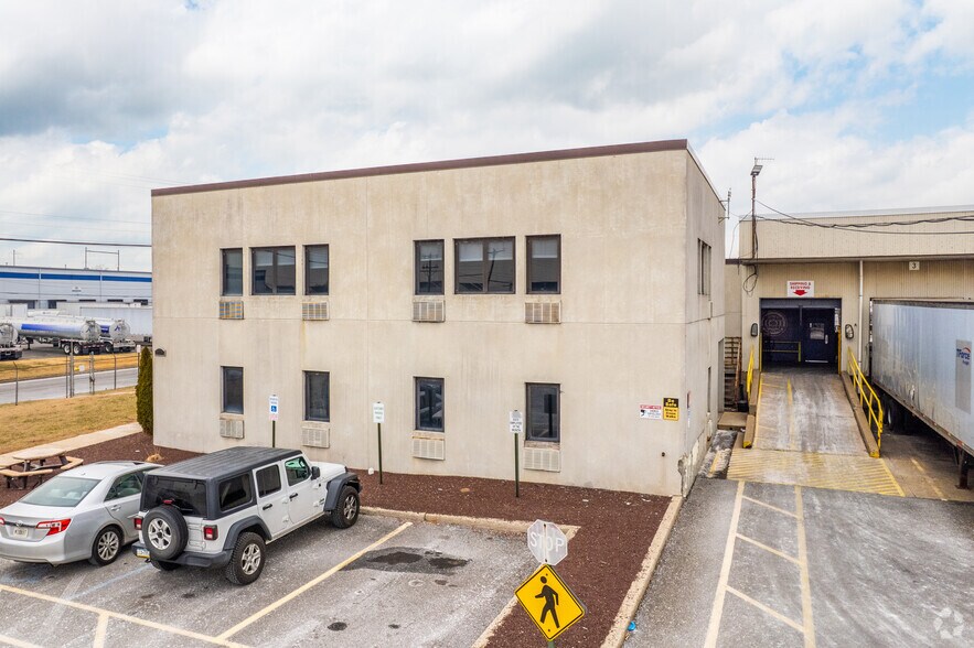 525 Imperial Ct, Bensalem, PA à louer - Photo de l’immeuble – Image 2 sur 5