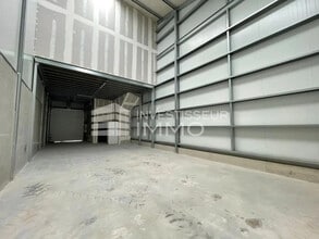 Local d'activités dans Brie-Comte-Robert à vendre Photo intérieure– Image 1 sur 4