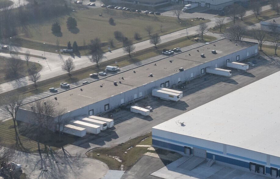 8716-8768 E 33rd St, Indianapolis, IN à louer - Photo de l’immeuble – Image 3 sur 3