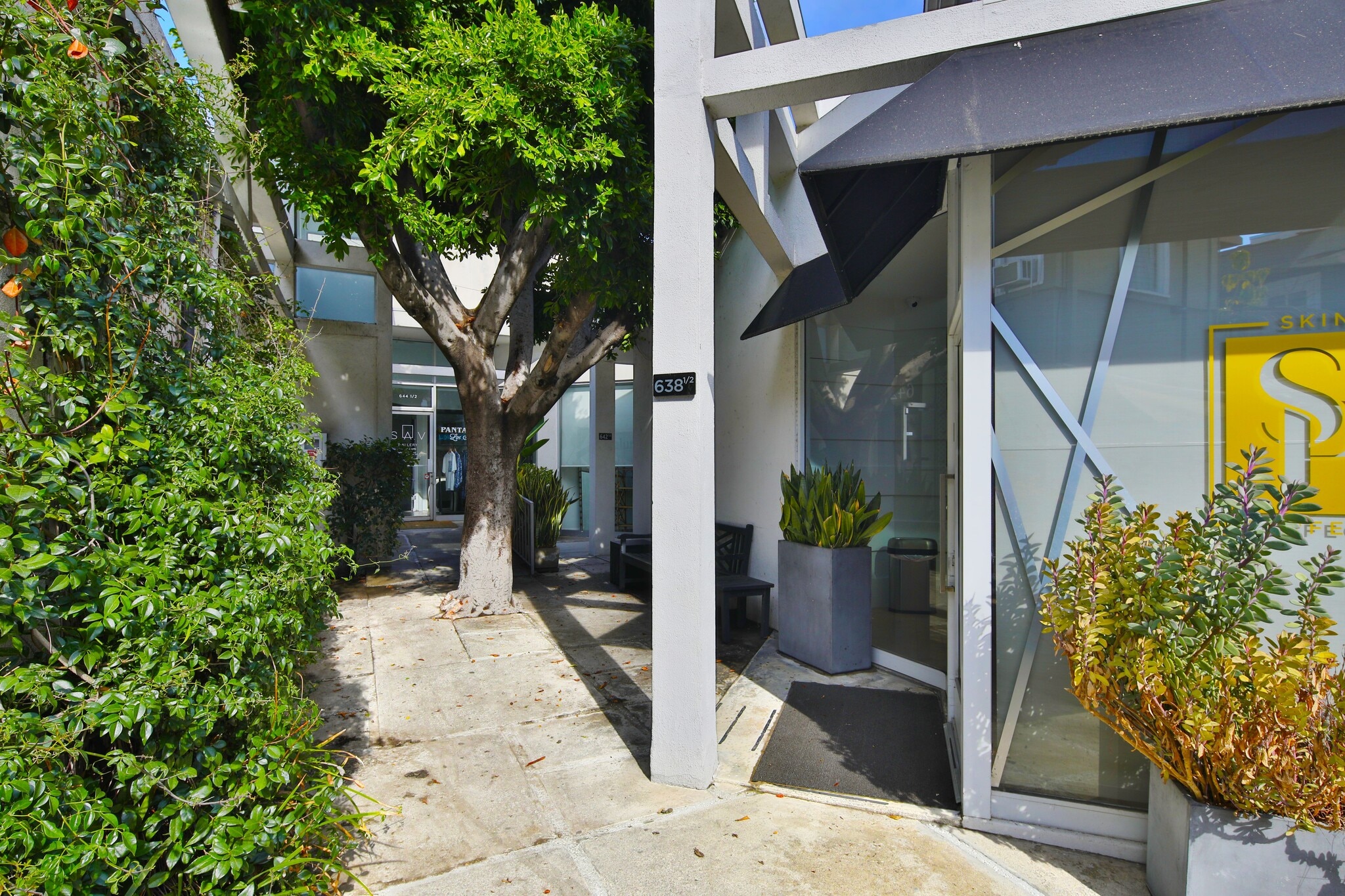 638-644 N Robertson Blvd, West Hollywood, CA à louer Photo de l’immeuble– Image 1 sur 1