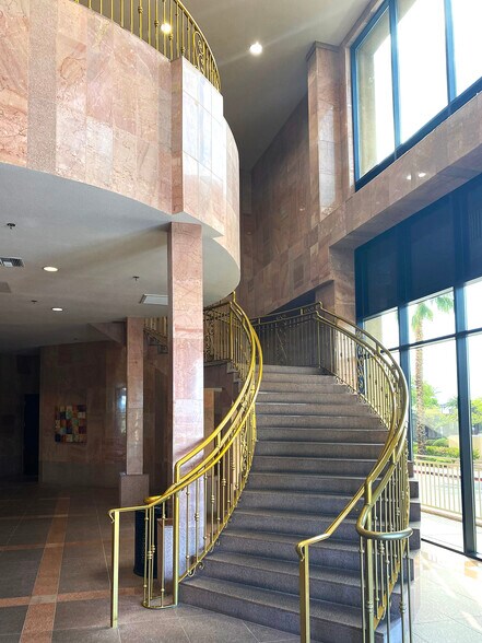 9440 W Sahara Ave, Las Vegas, NV à louer - Photo de l’immeuble – Image 3 sur 3