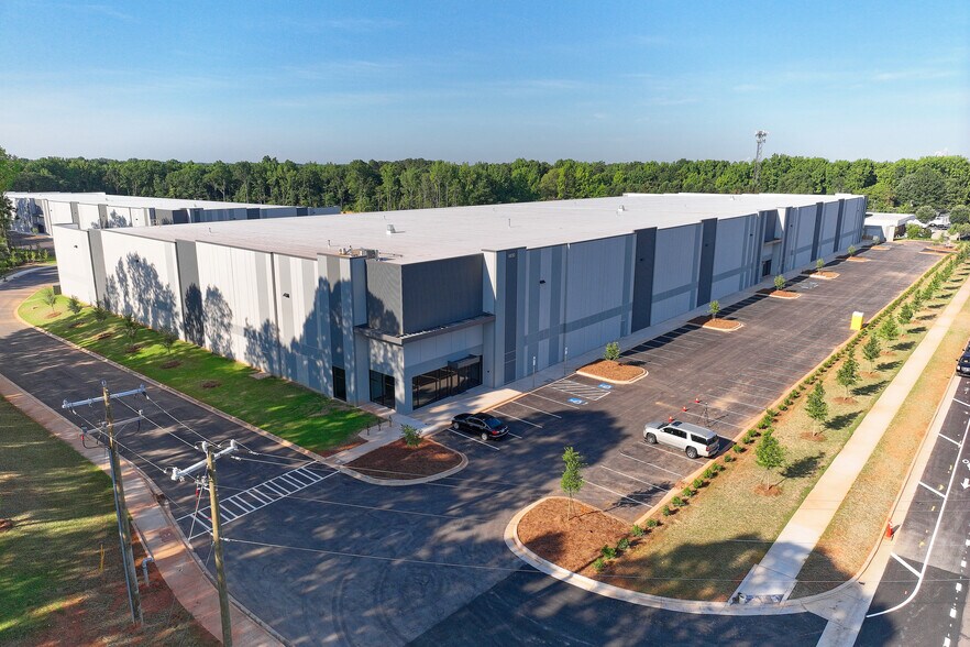 6830 Orr Rd., Charlotte, NC à louer - Photo de l’immeuble – Image 1 sur 6