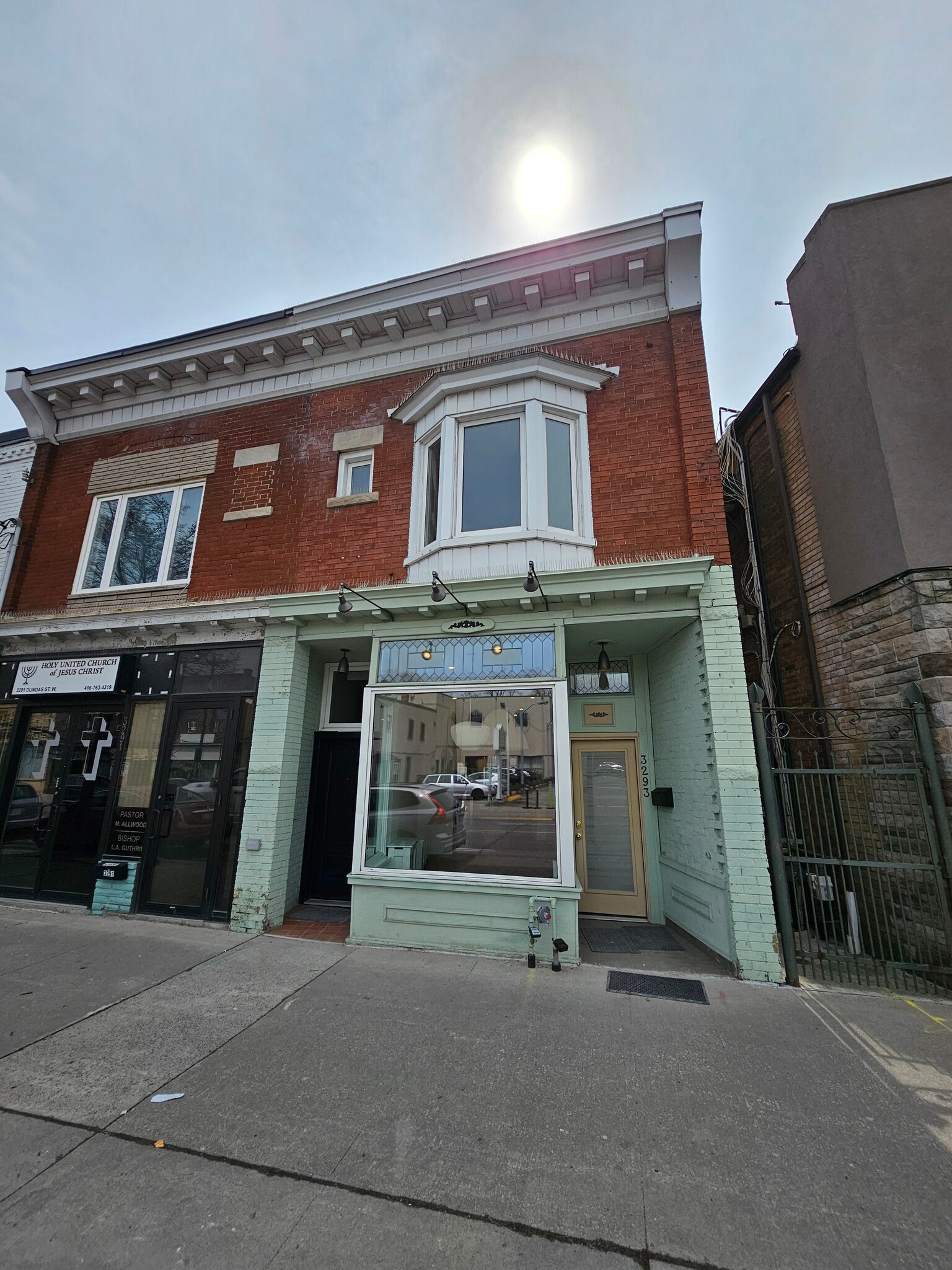 3293 Dundas St W, Toronto, ON à louer Photo de l’immeuble– Image 1 sur 9