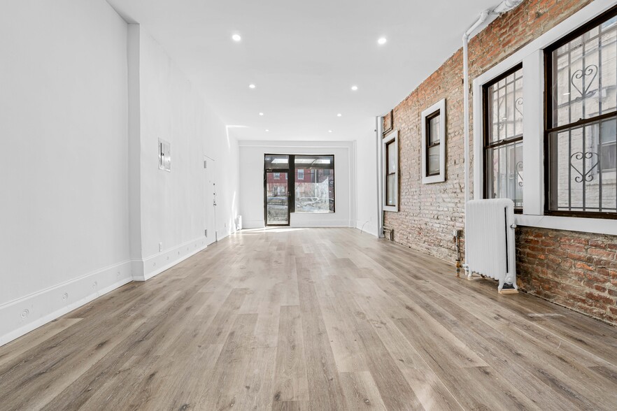 2352 31st St, Astoria, NY à louer - Photo de l’immeuble – Image 1 sur 10