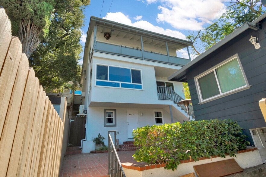 3662 Fredonia Dr, Los Angeles, CA à vendre - Photo de l’immeuble – Image 1 sur 15