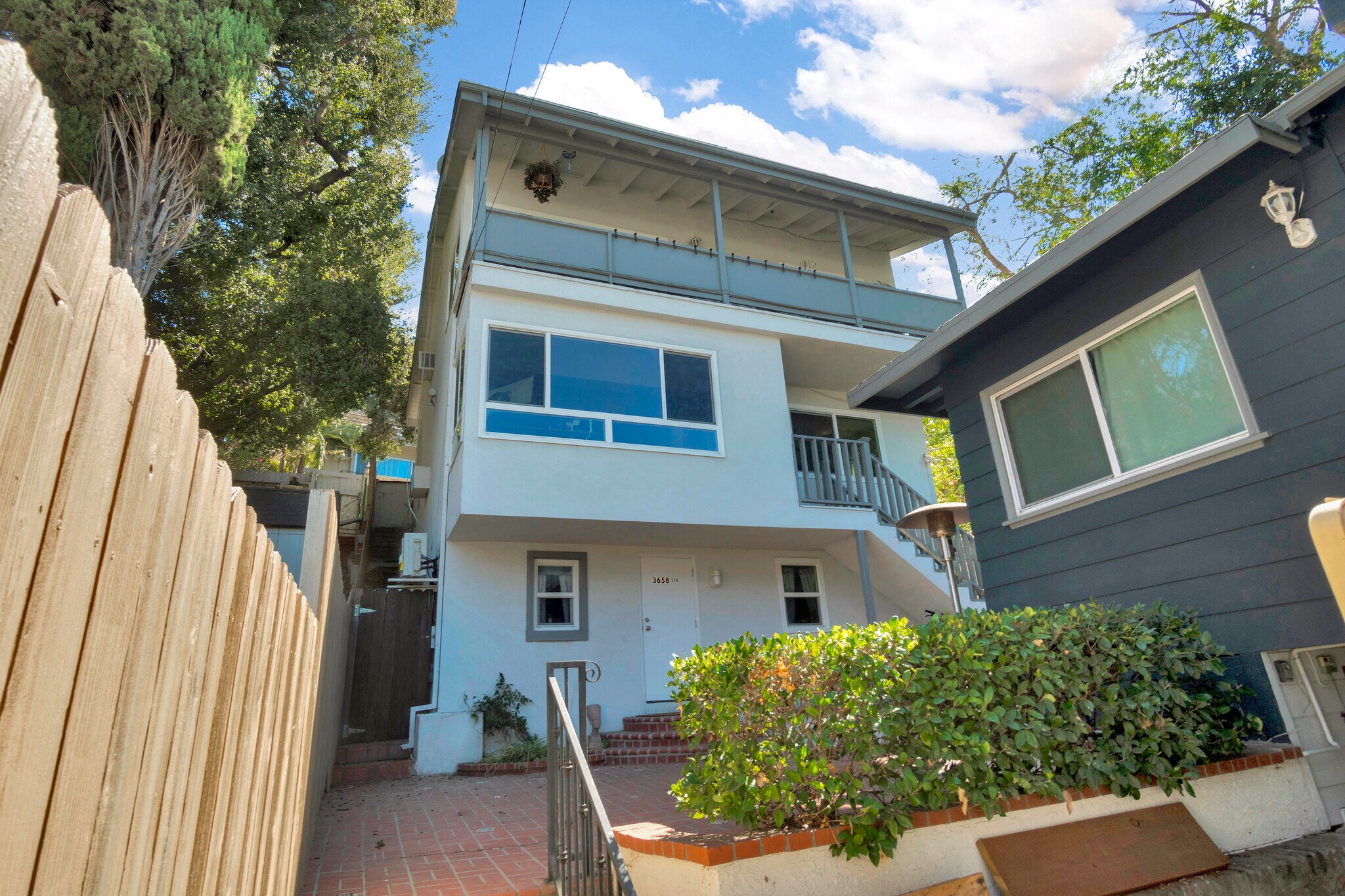 3662 Fredonia Dr, Los Angeles, CA à vendre Photo de l’immeuble– Image 1 sur 16