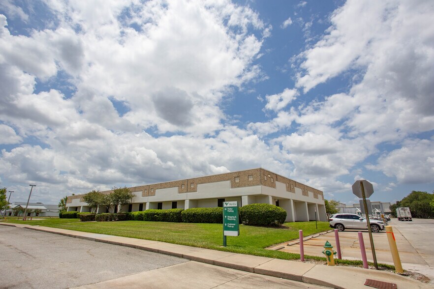 3200 Mercy Dr, Orlando, FL à louer - Photo de l’immeuble – Image 2 sur 4