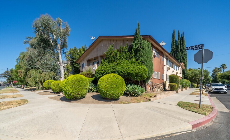 14205 Burbank Blvd, Sherman Oaks, CA à vendre - Photo de l’immeuble – Image 1 sur 31