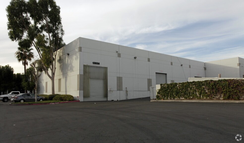 13856 Magnolia Ave, Chino, CA à louer - Photo de l’immeuble – Image 3 sur 3