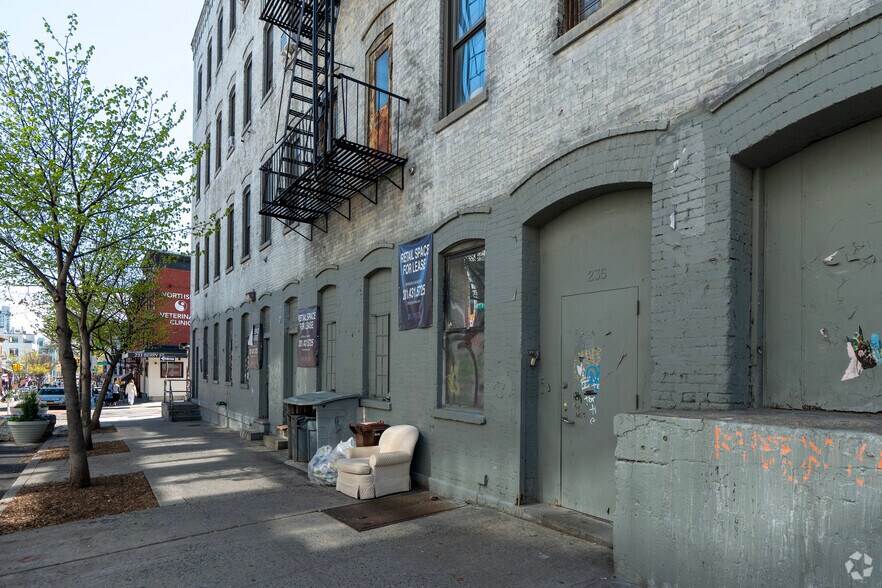 235 Berry St, Brooklyn, NY à vendre - Photo de l’immeuble – Image 2 sur 17