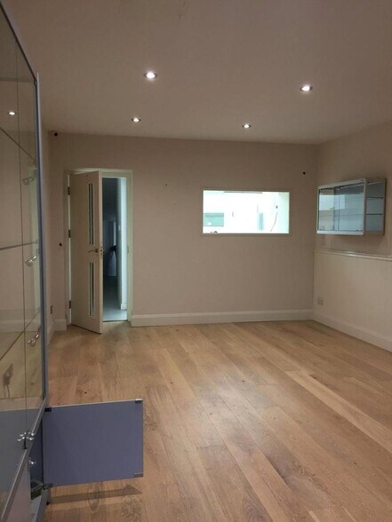 74-76 High St, East Grinstead à louer - Photo de l’immeuble – Image 2 sur 4