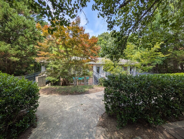 101 Cloister Ct, Chapel Hill, NC à louer - Photo de l’immeuble – Image 3 sur 17