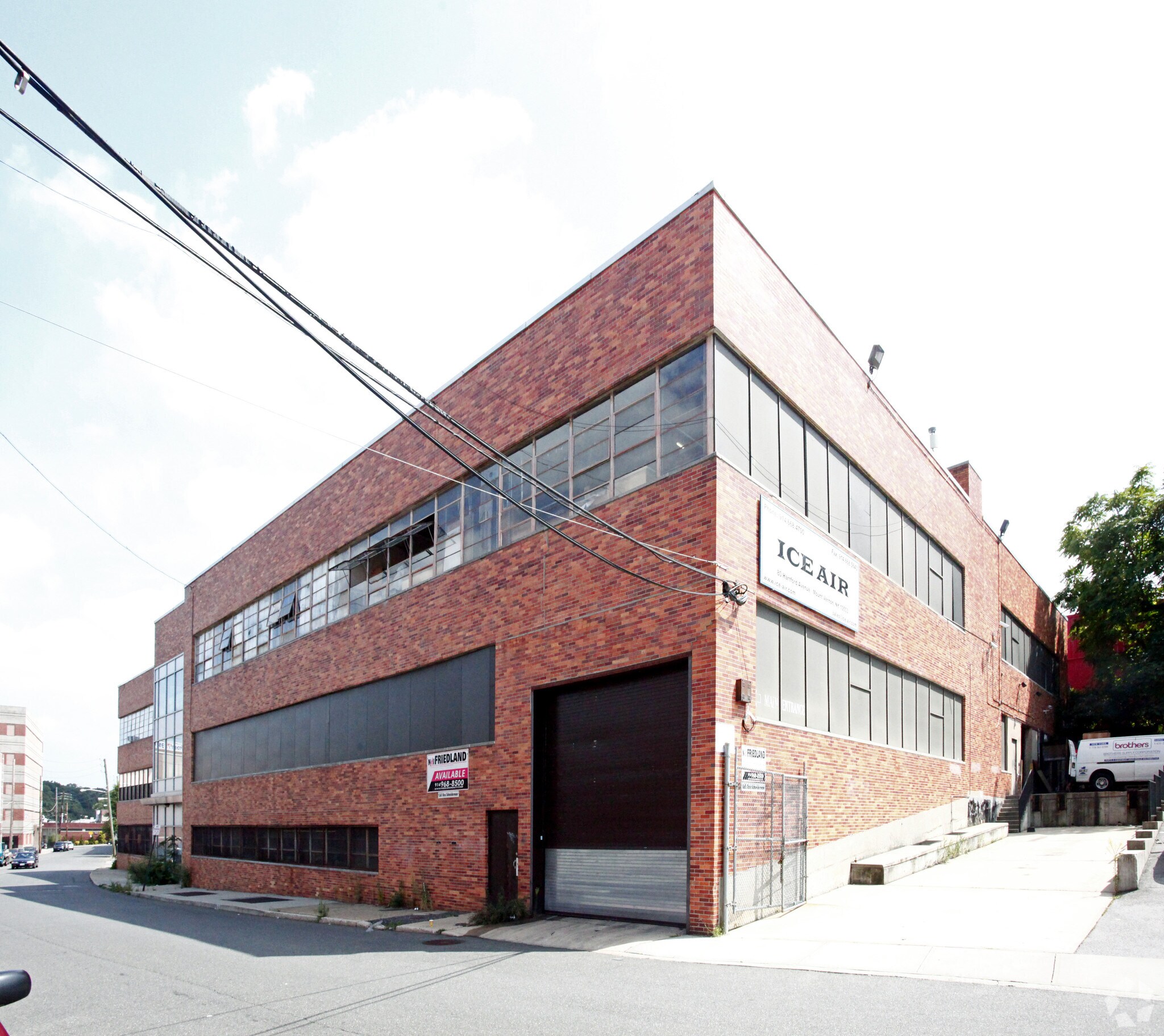 80 Hartford Ave, Mount Vernon, NY à louer Photo principale– Image 1 sur 18