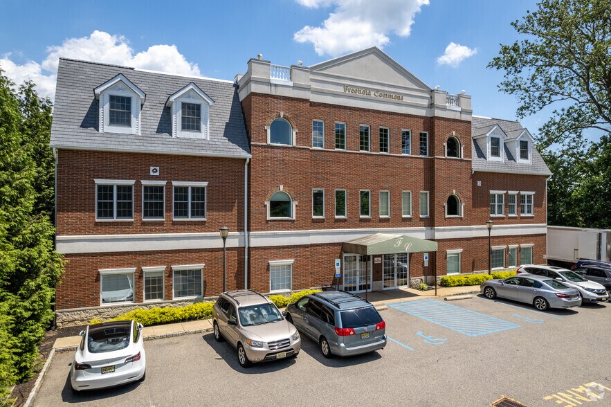 83 South St, Freehold, NJ à louer - Photo de l’immeuble – Image 2 sur 13