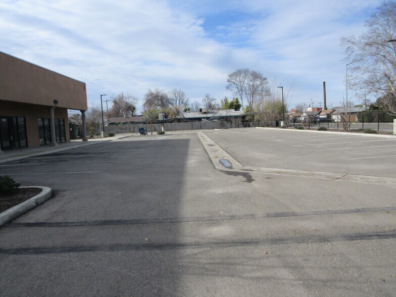 5046 E Mono St, Fresno, CA à louer - Photo de l’immeuble – Image 2 sur 6