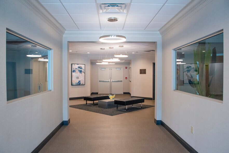 300 Buttermilk Pike, Fort Mitchell, KY à louer - Hall d’entrée – Image 3 sur 5