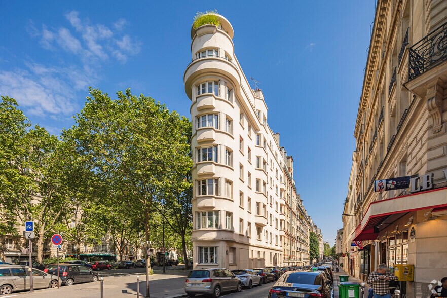Immeuble residentiel dans Paris à vendre - Photo principale – Image 1 sur 3