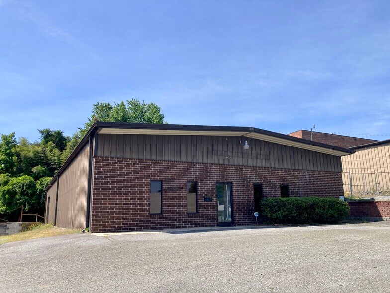 2611 Phoenix Dr, Greensboro, NC à louer - Photo de l’immeuble – Image 2 sur 16