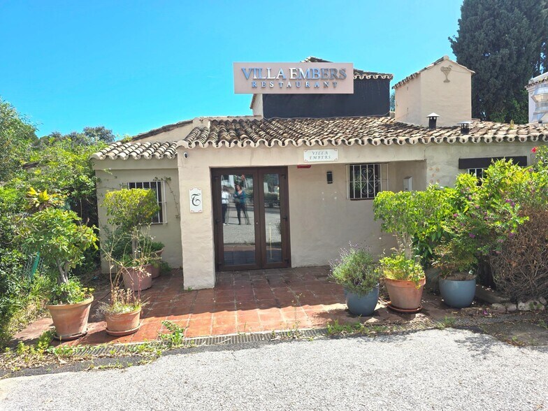 Local commercial dans Estepona, Málaga à vendre - Photo de l’immeuble – Image 2 sur 19