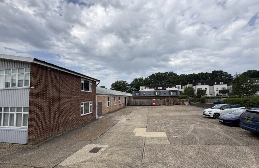 67 Victoria Rd, Burgess Hill à louer - Photo de l’immeuble – Image 2 sur 2