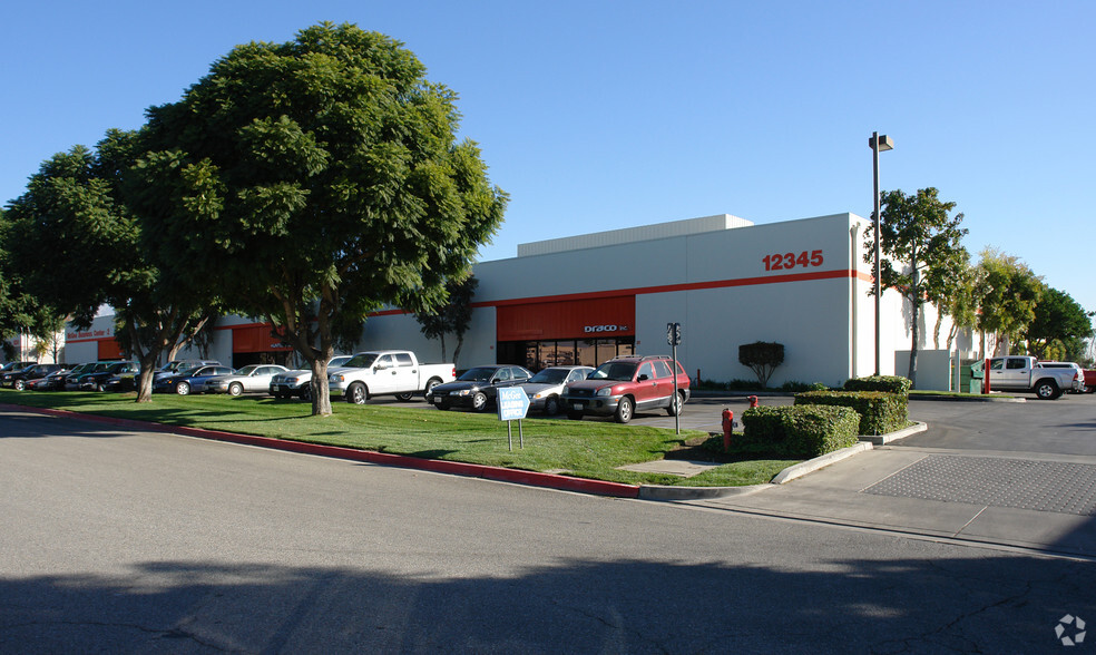 12345 Mills Ave, Chino, CA à louer - Photo principale – Image 1 sur 9