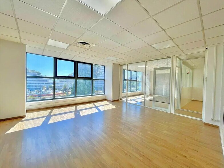 Bureau dans Villeneuve-Loubet à louer - Photo de l’immeuble – Image 1 sur 5