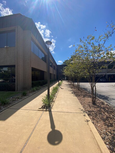 16000 Barkers Point Ln, Houston, TX à louer - Photo de l’immeuble – Image 2 sur 9