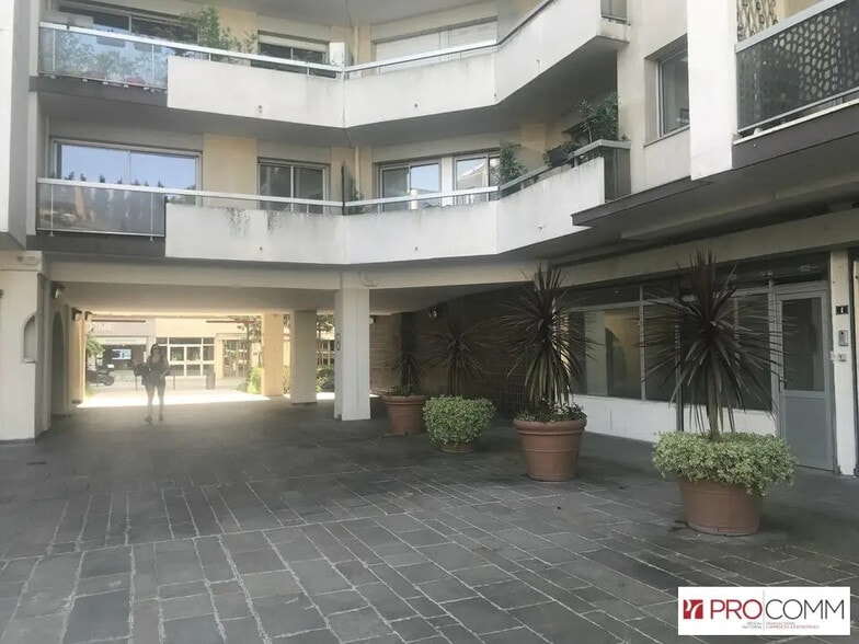 Local d'activités dans Vincennes à vendre - Photo de l’immeuble – Image 2 sur 6