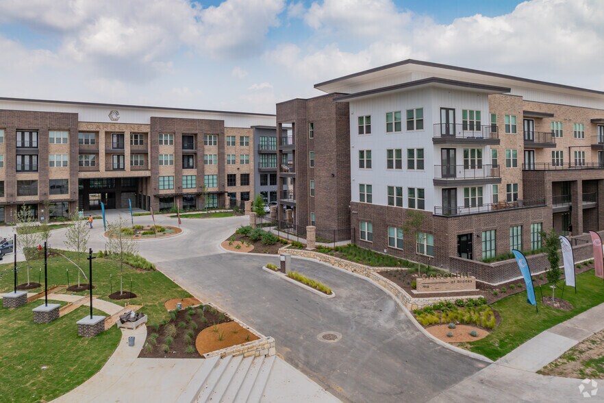 7910 S New Braunfels, San Antonio, TX à louer - Photo principale – Image 1 sur 53