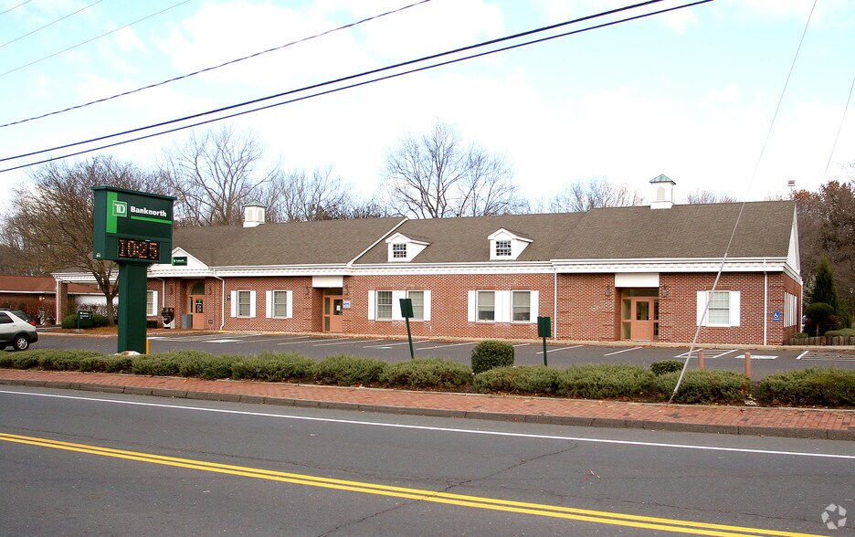 921 Meriden Waterbury Tpke, Plantsville, CT à louer - Photo principale – Image 1 sur 9