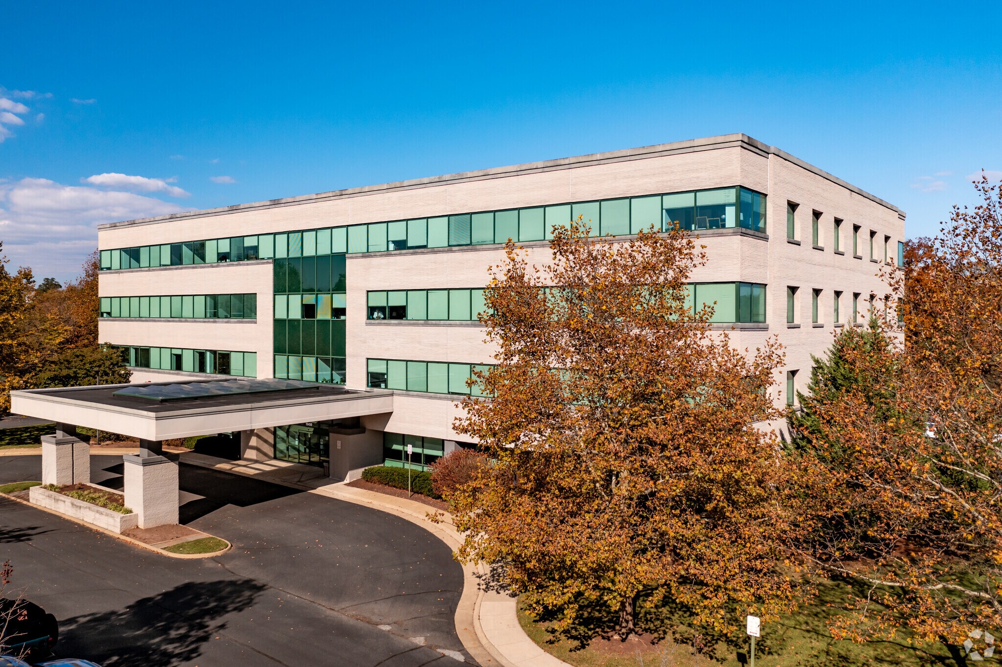 19450 Deerfield Ave, Lansdowne, VA à louer Photo principale– Image 1 sur 9
