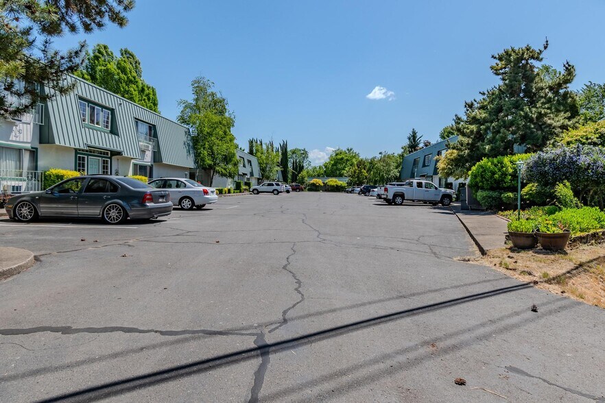 349 W Pine St, Central Point, OR à vendre - Photo principale – Image 1 sur 7