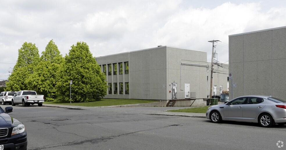 4030 Ch du Bois-Franc, Montréal, QC à vendre - Photo de l’immeuble – Image 2 sur 2