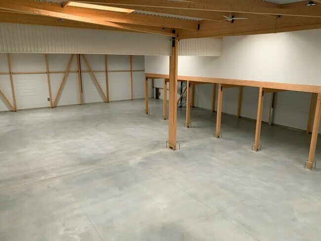 Plus de détails pour 22 Rue Des Freres Lumiere, Saint-Bonnet-de-Mure - Local d'activités à louer