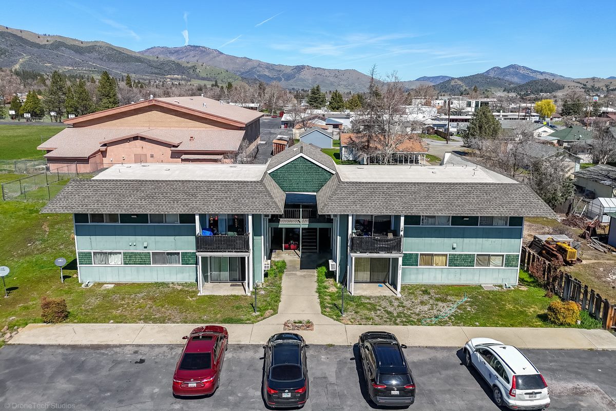 302-306 Evergreen Ln, Yreka, CA à vendre Photo principale– Image 1 sur 2