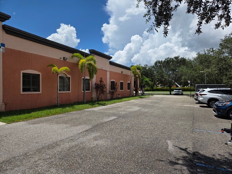 6391 Corporate Park Cir, Fort Myers, FL à louer - Photo de l’immeuble – Image 3 sur 29