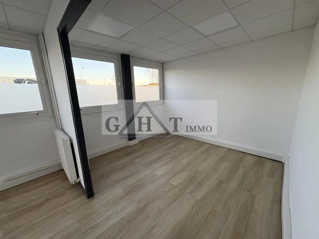 Bureau dans Vaux-le-Pénil à vendre Photo de l’immeuble– Image 1 sur 8